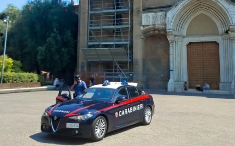 Aggredisce sanitari durante intervento di soccorso, arrestato (e subito liberato)