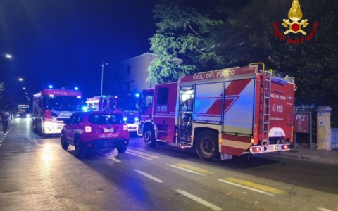 Incendio in un appartamento a Bologna, è stata evacuata una palazzina residenziale