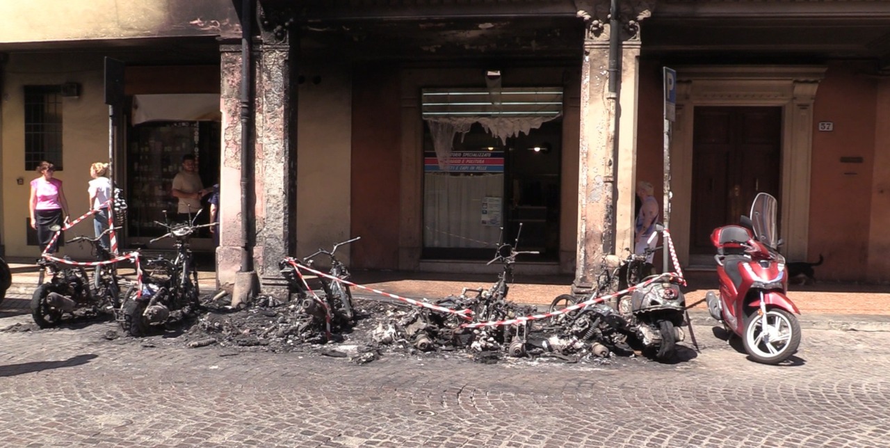 Motorini incendiati in via Castiglione, il titolare dell’enoteca ha aperto una raccolta fondi. In pochi giorni raccolti 5 mila euro