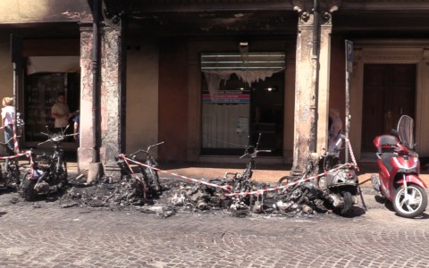 Motorini incendiati in via Castiglione, il titolare dell’enoteca ha aperto una raccolta fondi. In pochi giorni raccolti 5 mila euro