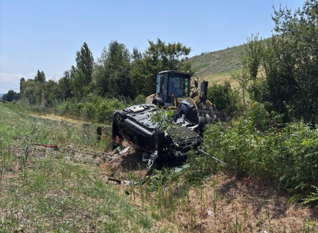 Auto finisce fuori strada in A13, grave una donna