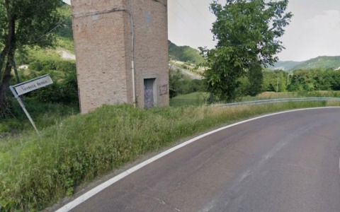 Finisce fuori strada nella notte, trovato morto dopo ore