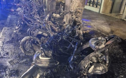 Notte di fuoco: motorini in fiamme a palazzina evacuata