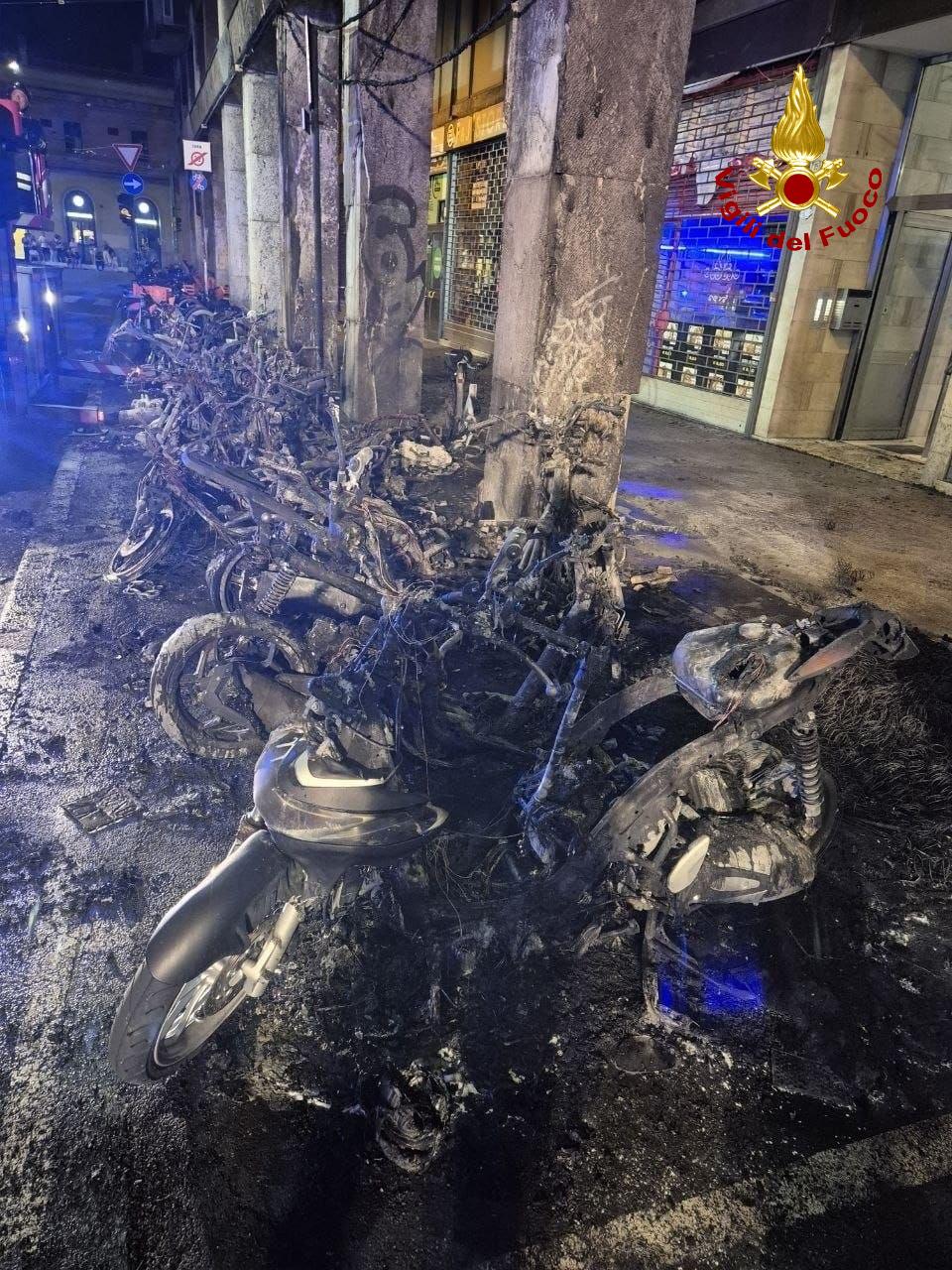 Notte di fuoco: motorini in fiamme a palazzina evacuata