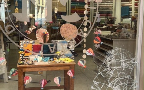 “Spaccata” in cartoleria in pieno centro, vetrina in frantumi per rubare il fondo cassa