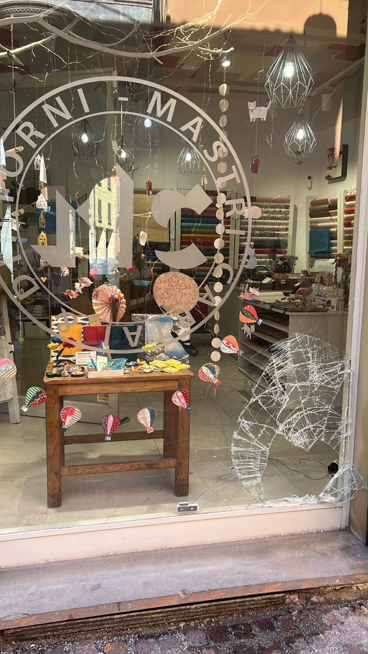 “Spaccata” in cartoleria in pieno centro, vetrina in frantumi per rubare il fondo cassa