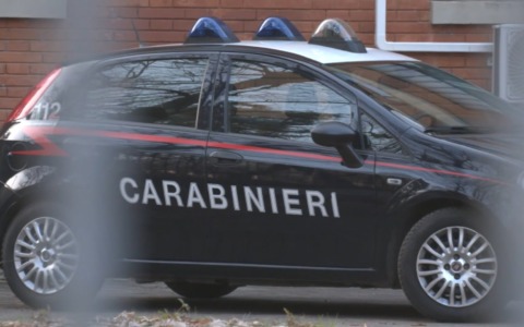 Spara per mettere in fuga i ladri, ma non ha il porto d’armi in regola