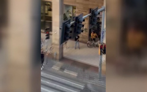 Dopo il furto aggrediscono il personale, parapiglia alla Pam di via Marconi