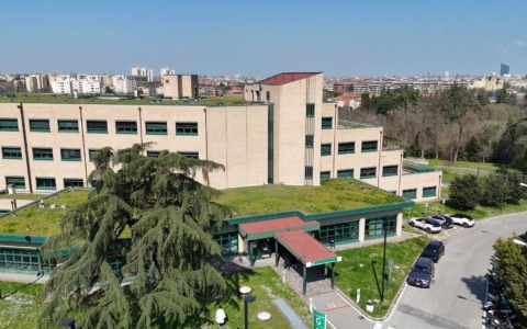 L’attore bolognese Saul Nanni dai bambini del Bellaria