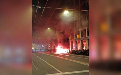 Incendio di motorini in via Amendola, evacuato il palazzo e danni alle attività commerciali