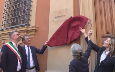 Taglio del nastro in Piazza Puntoni per la “Biblioteca Eco”, che apre al pubblico a dieci anni dalla scomparsa di Umberto Eco