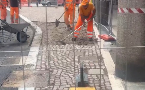 Operai al lavoro per sistemare la “pendenza” davanti al negozio Ugo Home di via Marconi