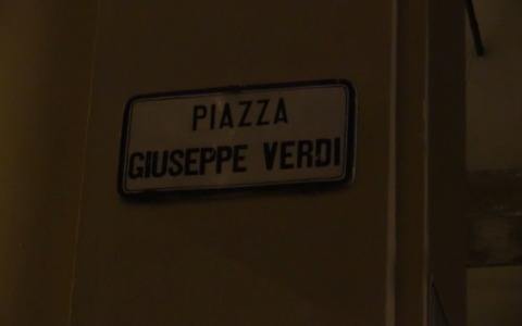 Insulti razzisti e poi l’aggressione: 23enne ferito in Piazza Verdi