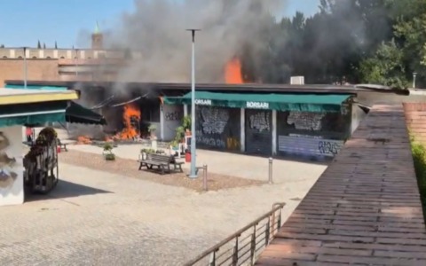 In fiamme il chiosco di un fioraio in Certosa