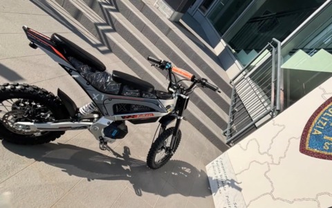Bici elettriche e monopattini: l’85% irregolari nei controlli della Polstrada di Bologna