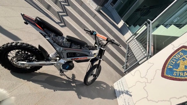 Bici elettriche e monopattini: l’85% irregolari nei controlli della Polstrada di Bologna