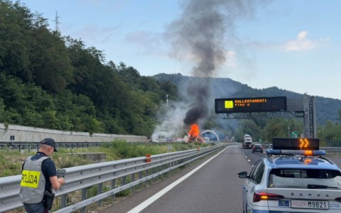 Incidente sulla variante di Valico: autista illeso, ma traffico bloccato in A1