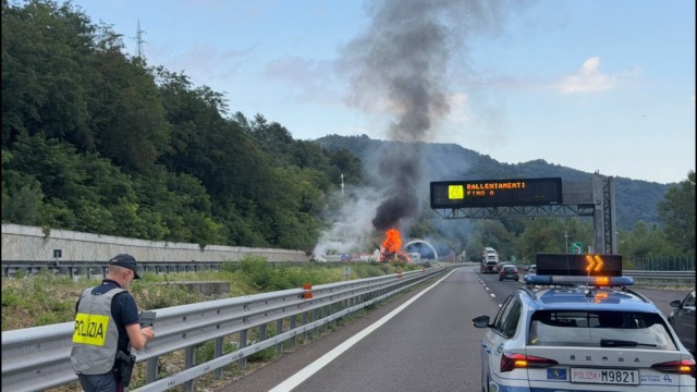 Incidente sulla variante di Valico: autista illeso, ma traffico bloccato in A1