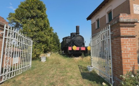 Il casello 33 di Crevalcore e le locomotive nel cortile