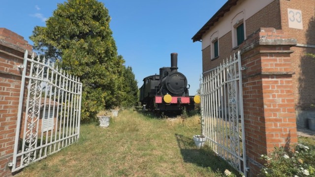 Il casello 33 di Crevalcore e le locomotive nel cortile