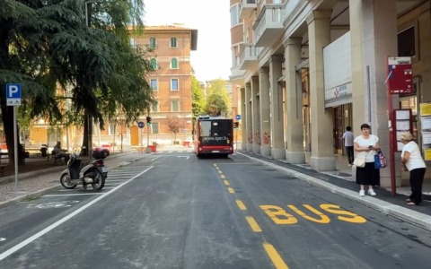 In piazza dell’Unità si rivedono gli autobus