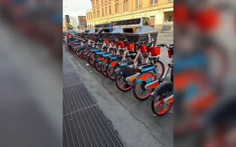 “L’occupazione” delle mobike dei marciapiedi di Bologna
