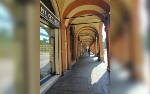 Il caldo picchia duro: uomo nudo “valorizza” portico Unesco