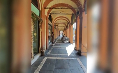 Effetti da bollino rosso: circola nudo in via Saragozza sotto i portici Unesco