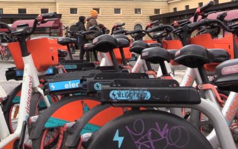 Mobike nei marciapiedi di via Amendola, Alessandro Gabriele di Riemovi: “Lavoriamo per ridurre i disagi”