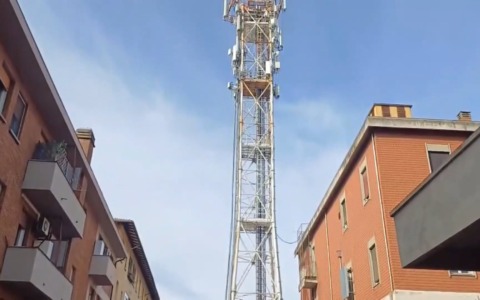 Il traliccio sotto le finestre al quartiere Savena