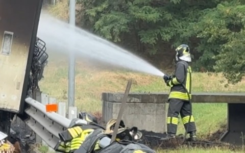 Brucia un camion in tangenziale, chiuso per qualche ora il tratto tra le uscite 8 e 7 bis
