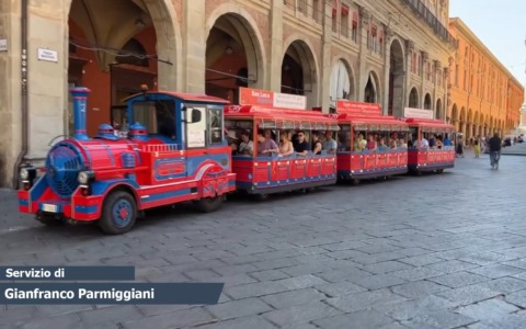 Multato il trenino turistico: passa col verde ma l’ultimo vagone col rosso