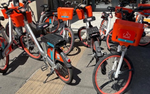 Mobike, quel parcheggio un po’ così. Tutte le regole (e le multe) per la sosta delle bici a noleggio