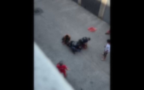 Pilastro, 43enne muore durante un intervento della polizia. In un video gli ultimi istanti di Abderrahim Fakir