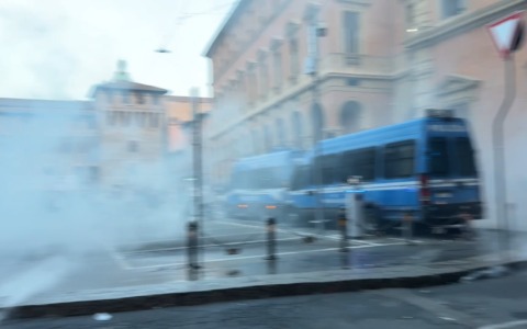 Presidio Fakir: scontri tra polizia e manifestanti. Migliaia in piazza Nettuno