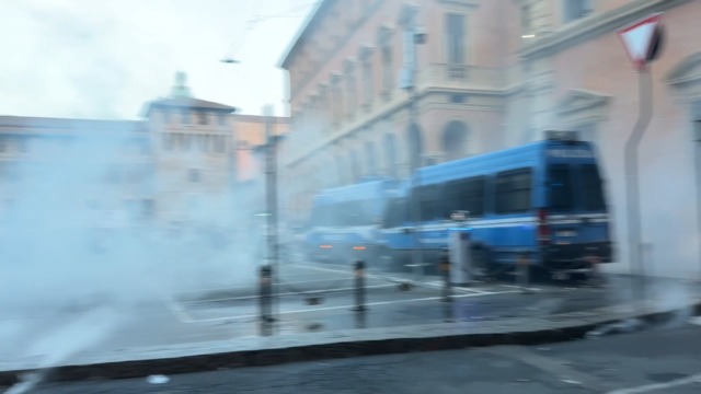 Presidio Fakir: scontri tra polizia e manifestanti. Migliaia in piazza Nettuno