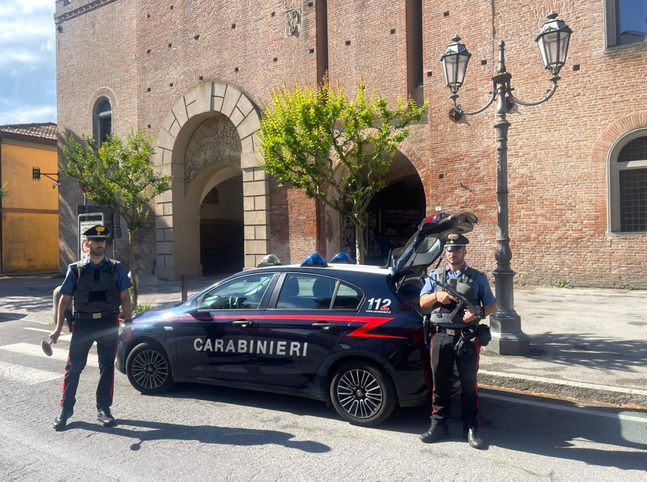 Evade dai domiciliari per cenare con la fidanzata, 18enne in manette