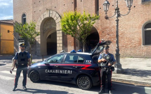 Evade dai domiciliari per cenare con la fidanzata, 18enne in manette
