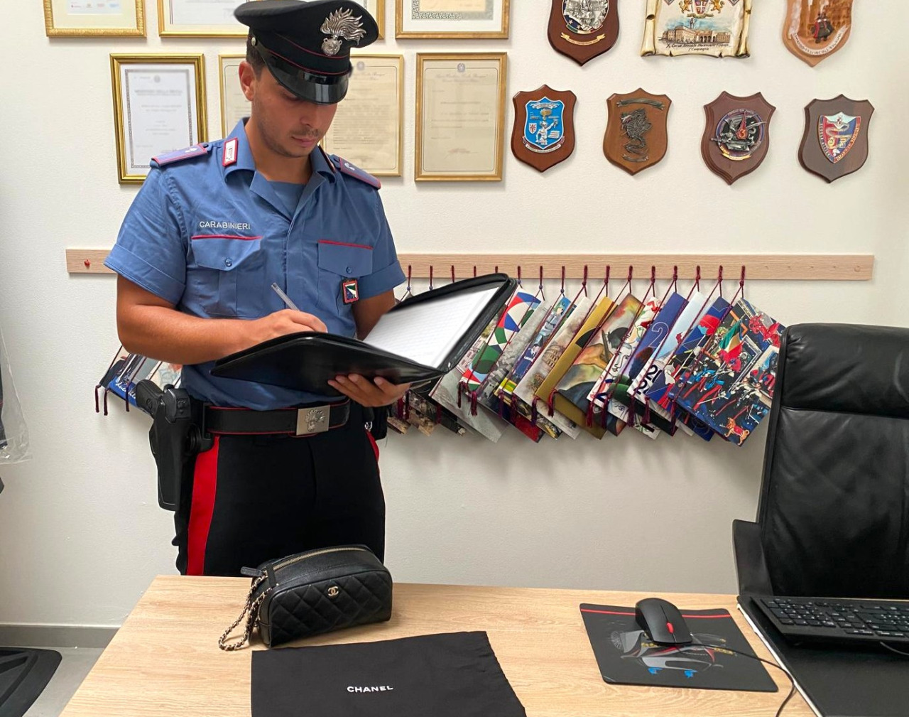 Ruba una borsa di Chanel di circa 2mila euro, arrestato