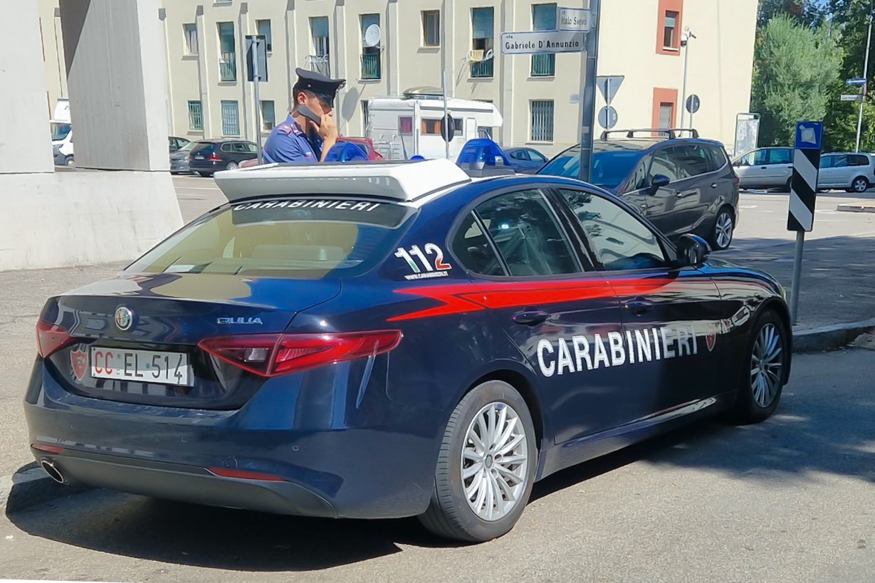 Chiede aiuto al 118, poi aggredisce i sanitari: 22enne denunciato al Pilastro