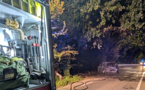 Auto prende fuoco dopo un incidente, conducente illeso