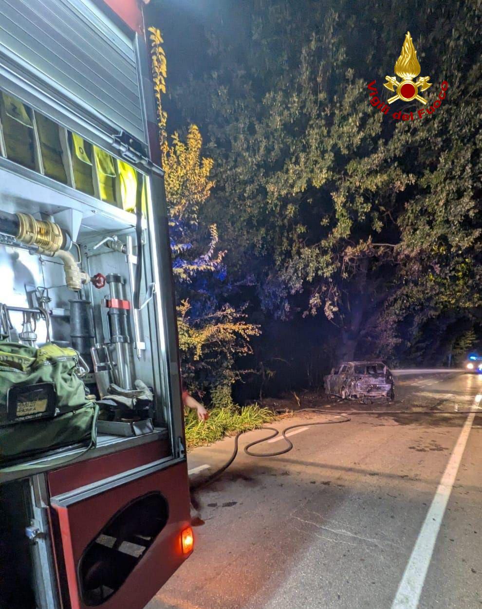 Auto prende fuoco dopo un incidente, conducente illeso
