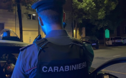 Aggredito con lo spray al peperoncino da uno sconosciuto. Indagano i carabinieri