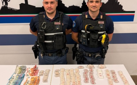 Aveva nella borsetta 2kg di droga, arrestata una 35enne