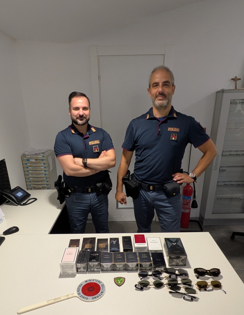 Occhiali e profumi rubati nel bagaglio a mano: passeggero bloccato prima dell’imbarco
