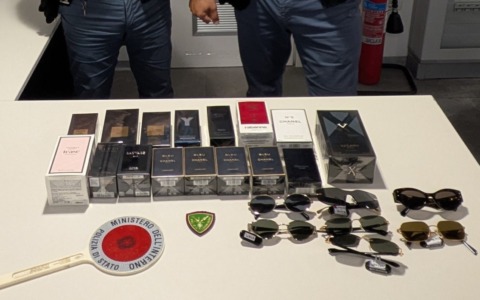 Occhiali e profumi rubati nel bagaglio a mano: passeggero bloccato prima dell’imbarco
