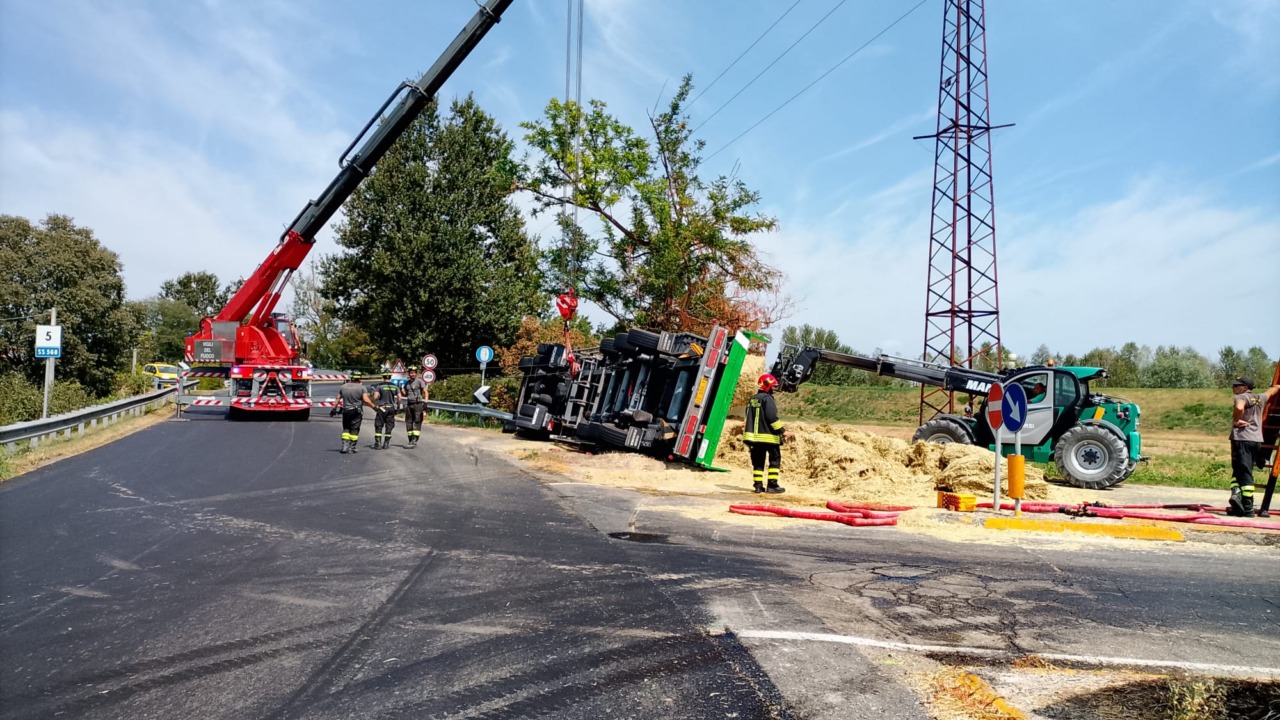 Camion si ribalta e abbatte pali segnaletici a Crevalcore, strada statale chiusa per tre ore