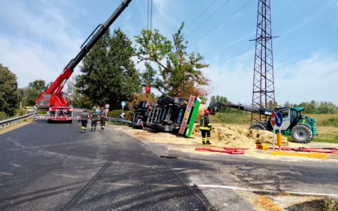 Camion si ribalta e abbatte pali segnaletici a Crevalcore, strada statale chiusa per tre ore