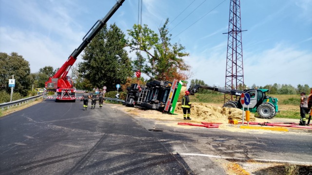 Camion si ribalta e abbatte pali segnaletici a Crevalcore, strada statale chiusa per tre ore