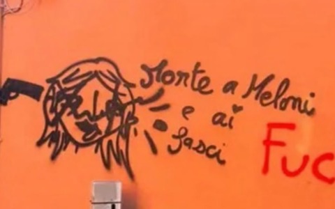 Scritte e minacce contro la premier Meloni sui muri del centro: 23enne denunciato